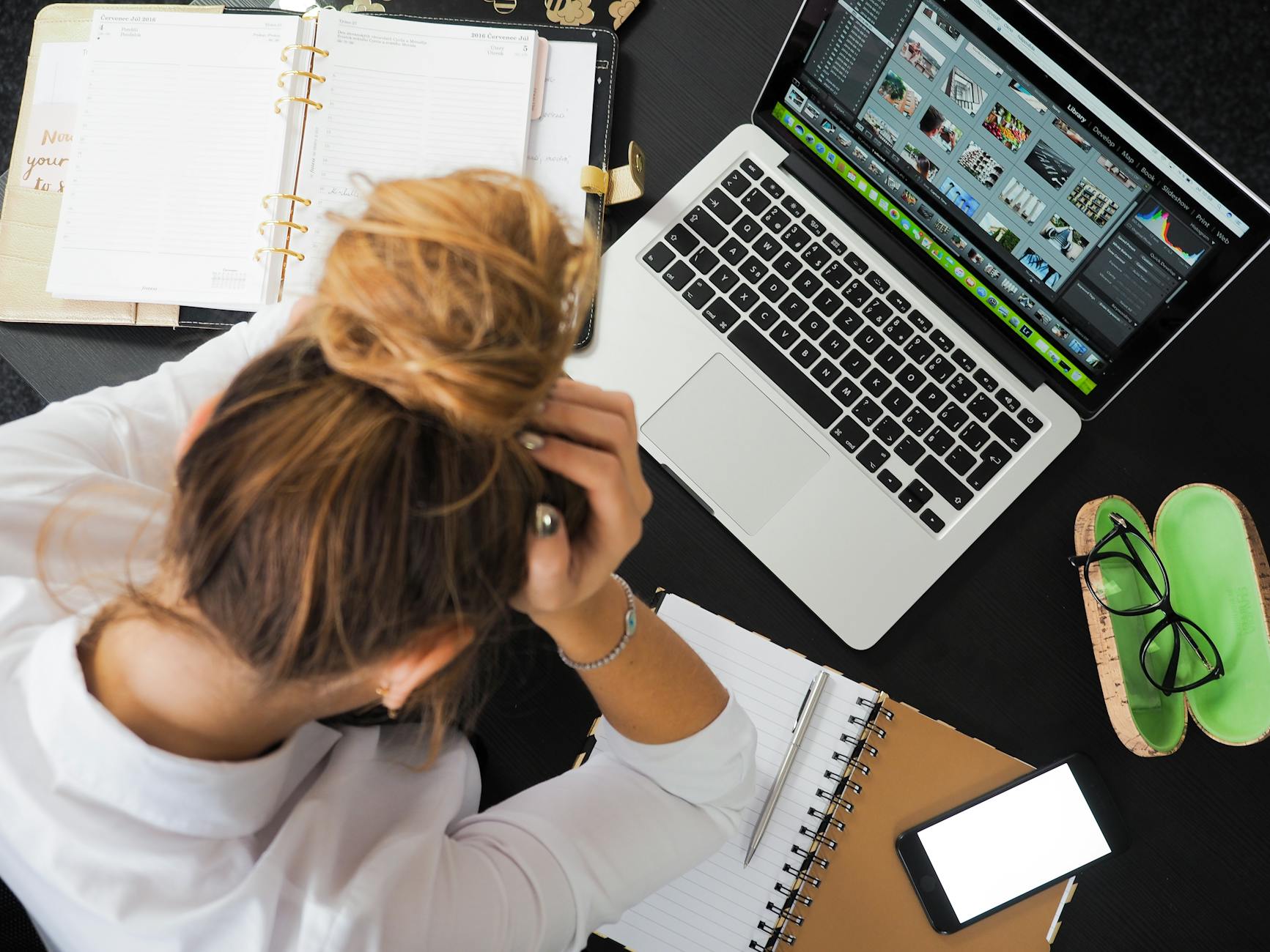 woman sitting in front of macbook
manual lymphatic drainage